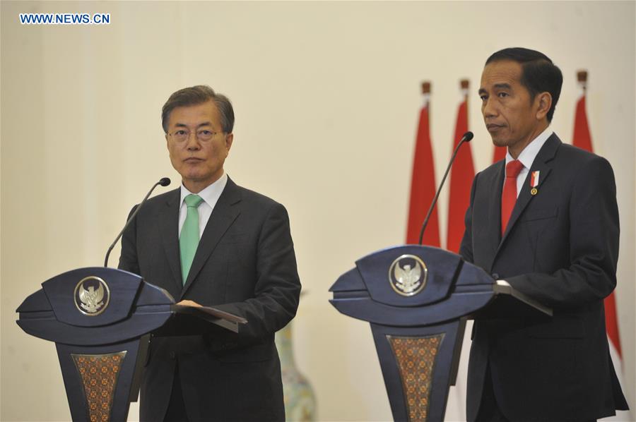 Indonesian President Joko Widodo (R) and South Korean President Moon Jae-in attend a joint press conference in Bogor, Indonesia on Nov. 9, 2017.