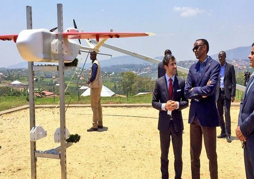 Paul kagame, Rwanda president with foreign investors 