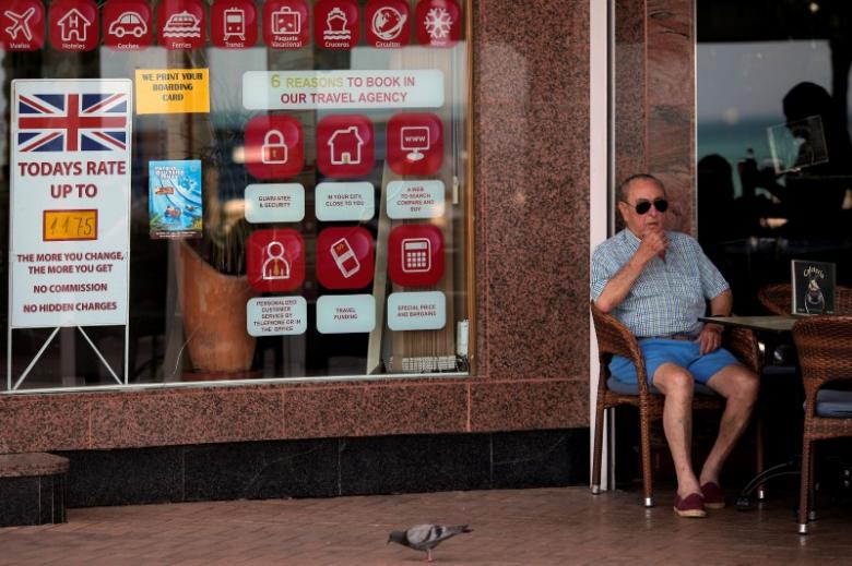 A money changing shop displays the exchange rates of the British Pound against the euro in Fuengirola, Spain, July 4, 2016. REUTERS/Jon Nazca - RTX2JP48