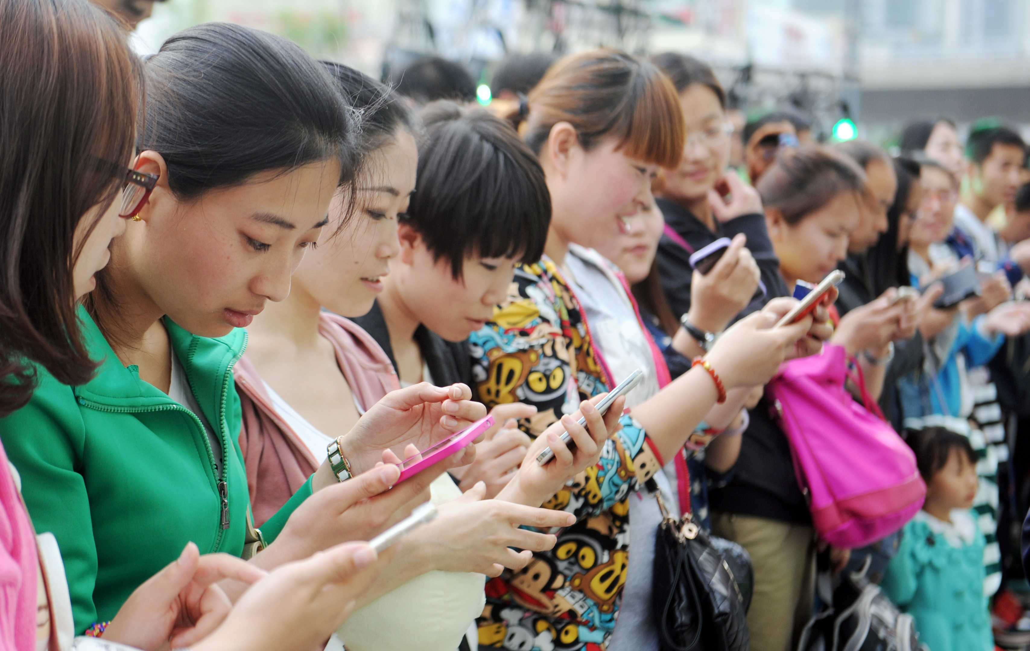 Интернет китайских телефон. Китайская молодежь. Китаец с телефоном. Китай люди. Смартфоны Китай.