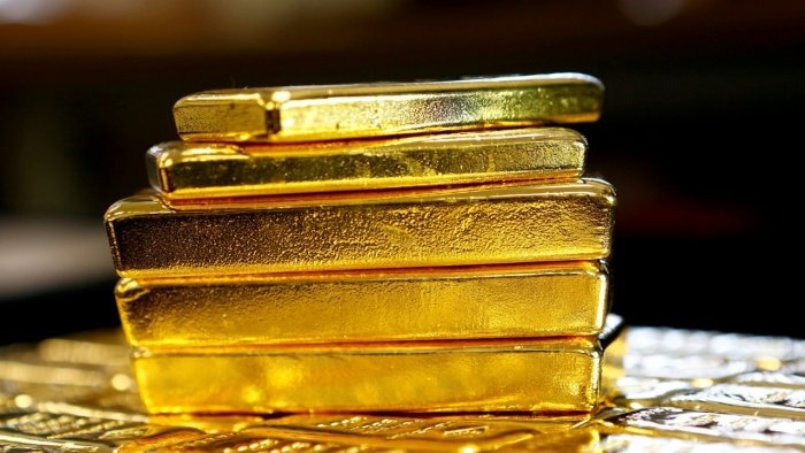 Gold tumbles as stronger dollar hurts appetite for safe-haven